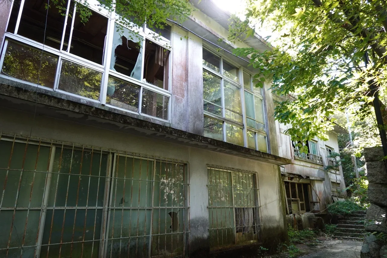 使われていない建物に残る窓と外壁