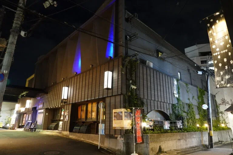 お化け屋敷開催時の美松会館の夜の外観