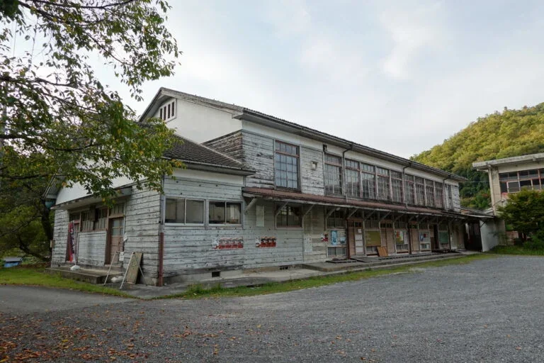 学校の面影を残す旧五ヶ荘小学校の木造建物