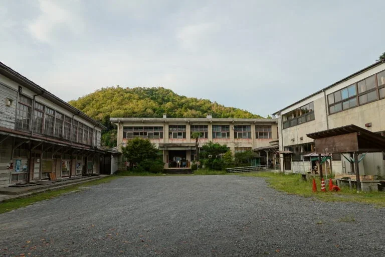 京都オカルト遊園地として活用する旧五ヶ荘小学校の校舎と中庭